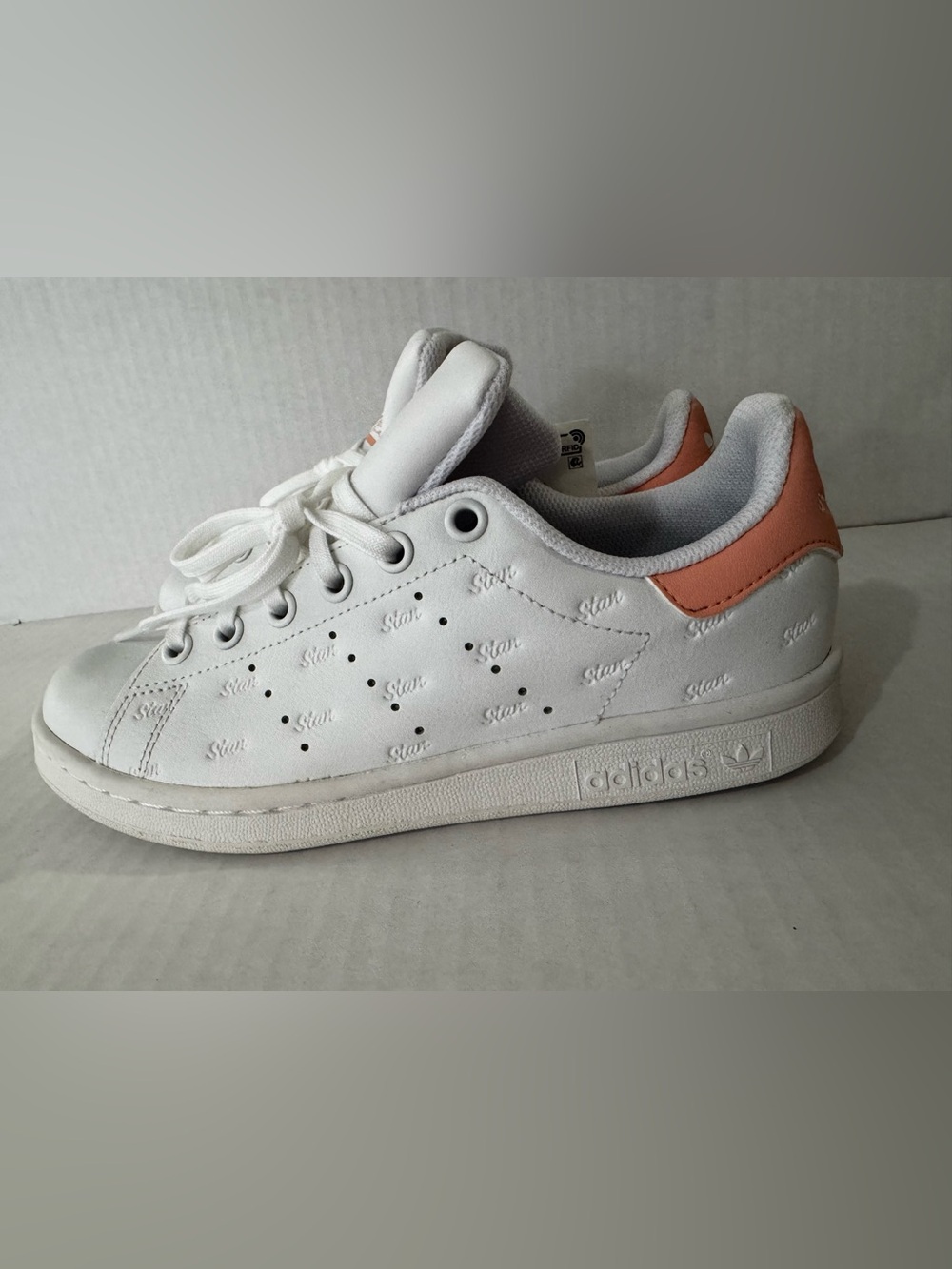 Adidas Stan Smith J White Peach Debossed Logo Sneakers Youth Size 4 / EU 36